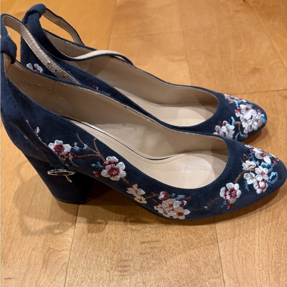 White House black market Bethany blue suede embroidered shoes 8.5 - Picture 2 of 10